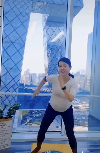 43歲顏丹晨素顏健身,挺巨肚踩瑜伽球金雞獨立,孩子爸身份成謎