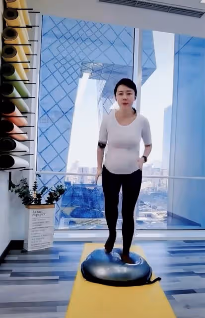 43歲顏丹晨素顏健身,挺巨肚踩瑜伽球金雞獨立,孩子爸身份成謎