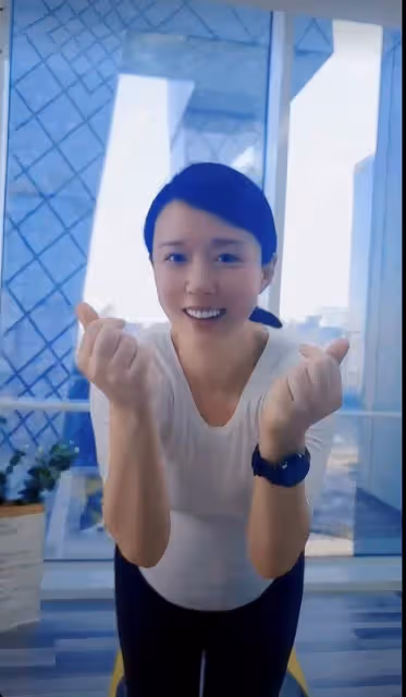 43歲顏丹晨素顏健身,挺巨肚踩瑜伽球金雞獨立,孩子爸身份成謎