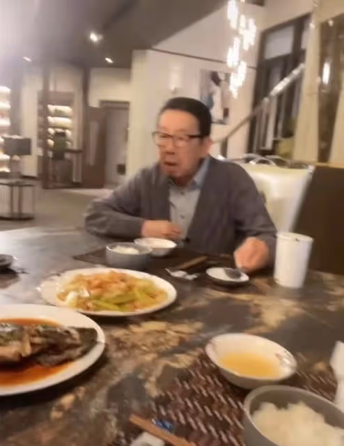 89歲老戲骨胡楓凌晨拍TVB新劇，一臉疲憊神情呆滯，網友直呼心疼