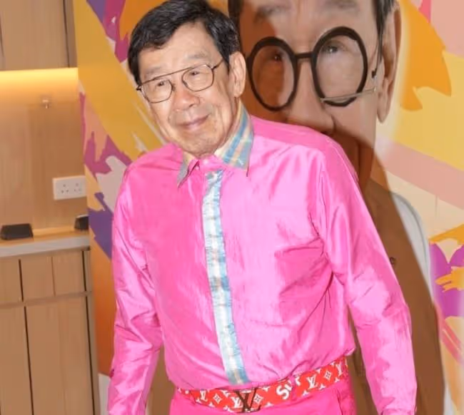 89歲老戲骨胡楓凌晨拍TVB新劇，一臉疲憊神情呆滯，網友直呼心疼