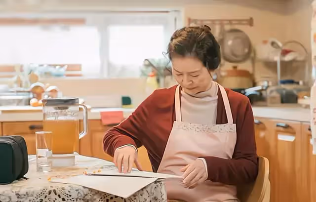 兩個兒子都不能回家過年，母親不悲反喜：今年不用被扒皮了