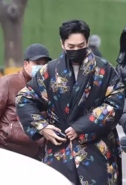 春晚彩排成私服秀,賈玲棉襖上萬元,張藝興夾克3萬不止