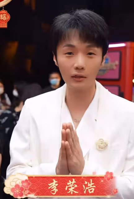 央視虎年春晚群星拜年:趙麗穎濃妝顯老,71歲姜昆滿頭黑髮精神佳