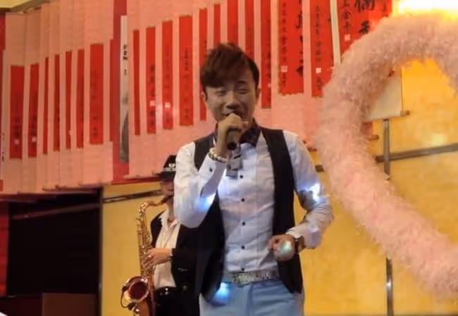 住酒店慘被空調板砸頭！男星黃大衛受傷送醫，商家卻只肯賠115元