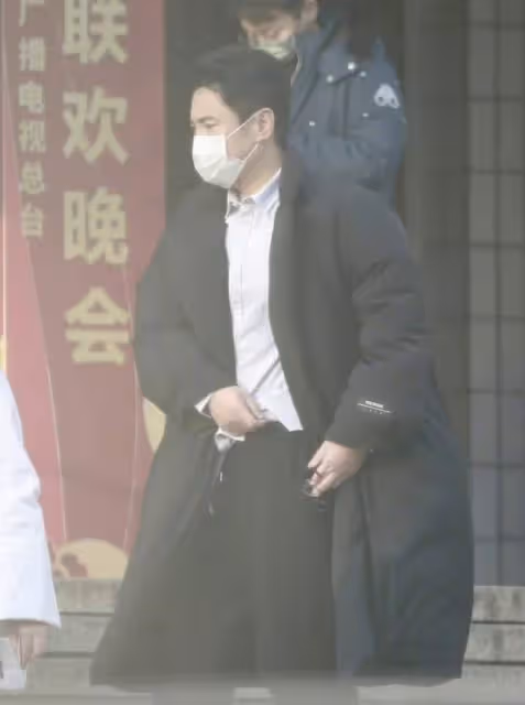 央視春晚第五次聯排,沈騰身形消瘦顏值回春,張小斐大衣配老年褲