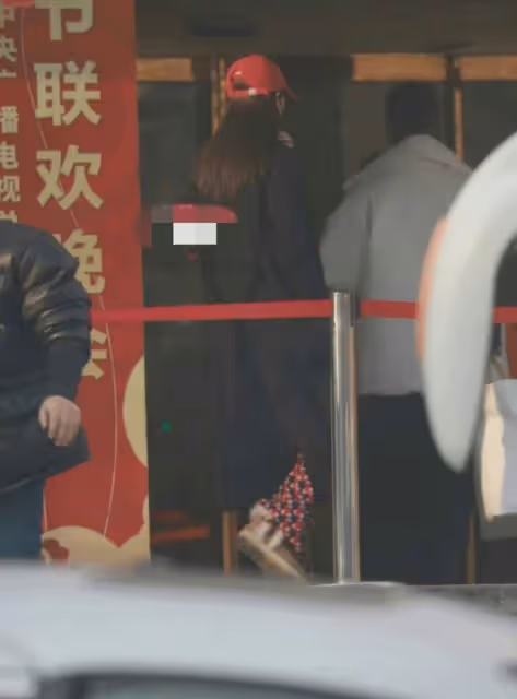 央視春晚第五次聯排,沈騰身形消瘦顏值回春,張小斐大衣配老年褲