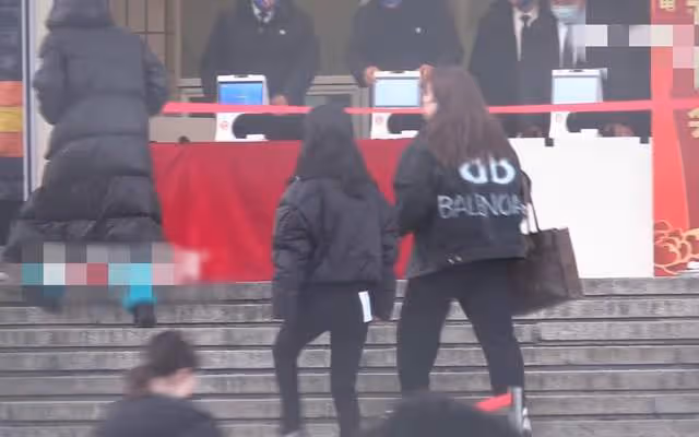 央視春晚第五次聯排,沈騰身形消瘦顏值回春,張小斐大衣配老年褲