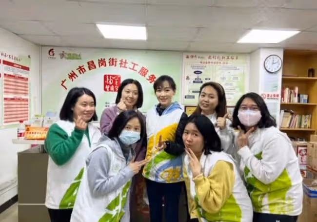 43歲港姐內地過年!與兩娃分隔兩地,做義工為廣州獨居老人送年貨