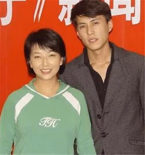 江珊火辣情史:離婚後和靳東同居5年,女兒一句話卻讓她選擇放手