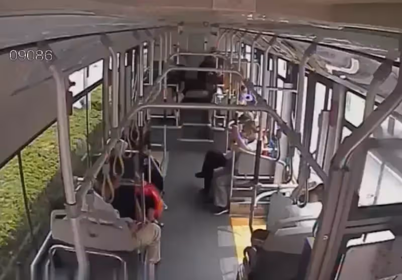兒子患病花光所有錢!父親抱兒「在公交痛哭」求借食物 見狀同車「乘客反應」讓人淚目