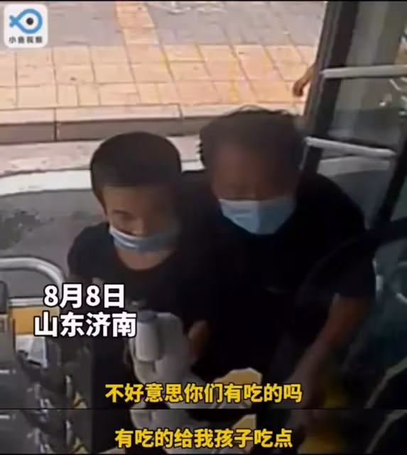 兒子患病花光所有錢!父親抱兒「在公交痛哭」求借食物 見狀同車「乘客反應」讓人淚目