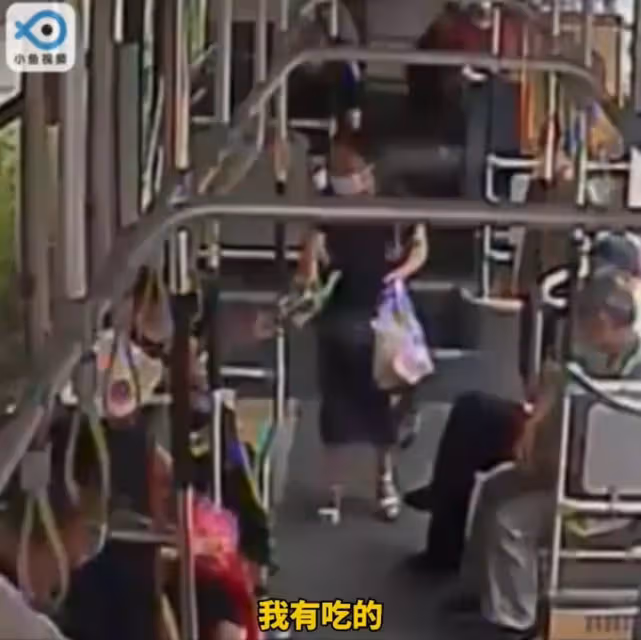兒子患病花光所有錢!父親抱兒「在公交痛哭」求借食物 見狀同車「乘客反應」讓人淚目