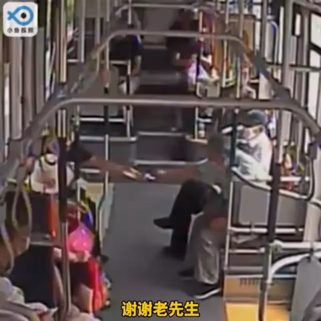 兒子患病花光所有錢!父親抱兒「在公交痛哭」求借食物 見狀同車「乘客反應」讓人淚目