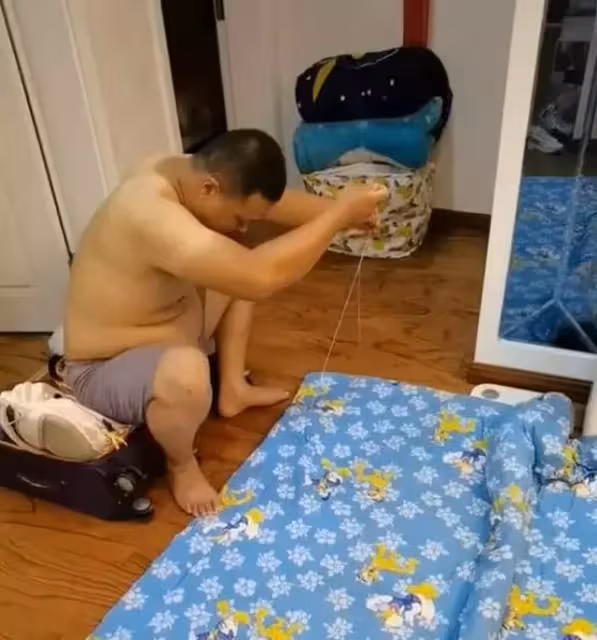 小棉襖才有的待遇!女兒開學在即「猛男老爸」親手縫製被褥,當鏡頭「拍到爸爸臉」網讚爆:一針一線都是愛