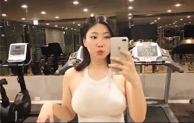 42歲韓國阿姨倒追25歲健身教練，2年後生下雙胞胎，如今過得如何