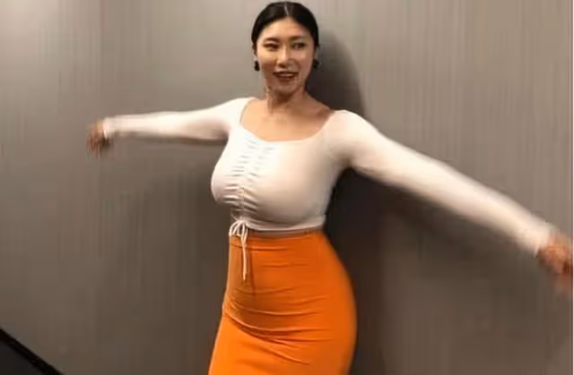 42歲韓國阿姨倒追25歲健身教練,2年後生下雙胞胎,如今過得如何