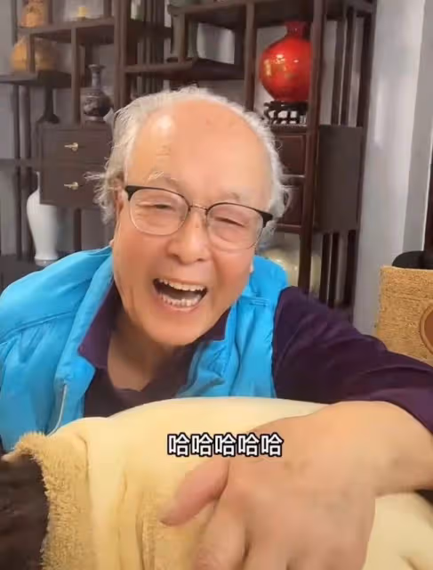 王為念回老家陪90歲父親過年,至今難忘母親去世,聲音哽咽太悲痛