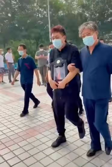 王為念回老家陪90歲父親過年,至今難忘母親去世,聲音哽咽太悲痛