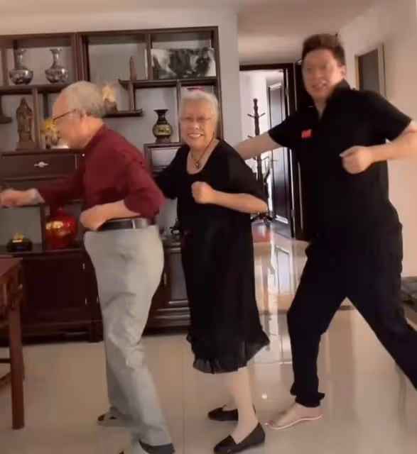 王為念回老家陪90歲父親過年,至今難忘母親去世,聲音哽咽太悲痛