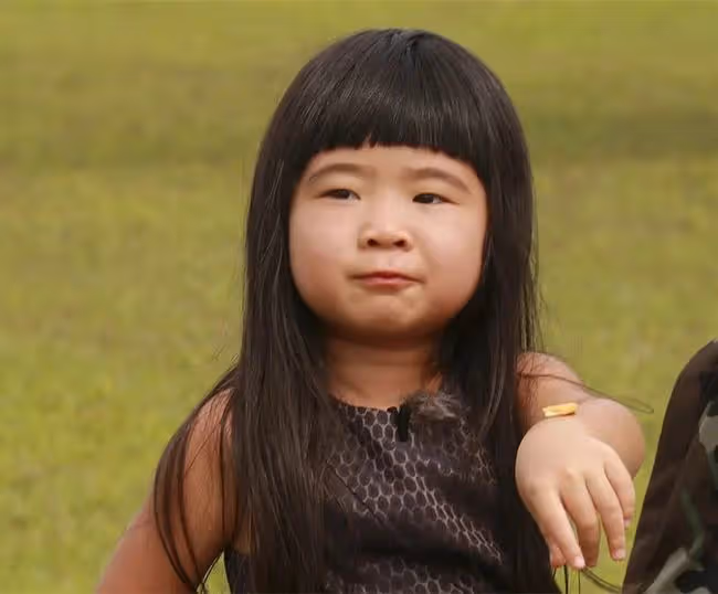 曹格11歲女兒近照引發關注!化濃妝衣著成熟,氣場強大模特范十足