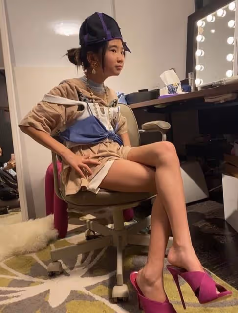 曹格11歲女兒近照引發關注!化濃妝衣著成熟,氣場強大模特范十足