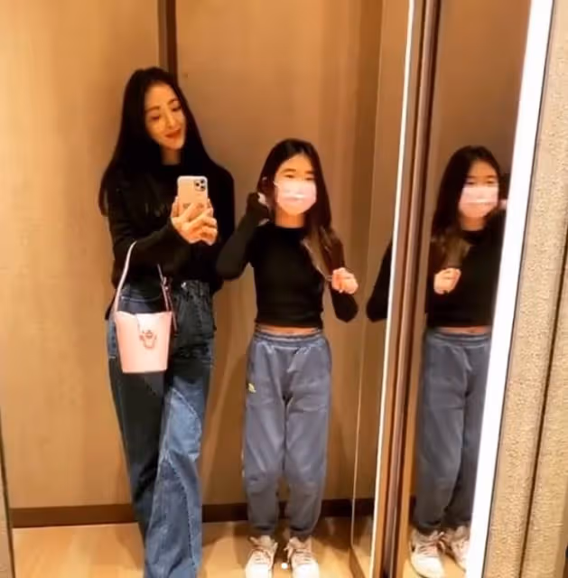曹格11歲女兒近照引發關注!化濃妝衣著成熟,氣場強大模特范十足