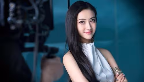 從女一號淪落到網紅,女明星混娛樂圈是背景重要?還是運氣重要