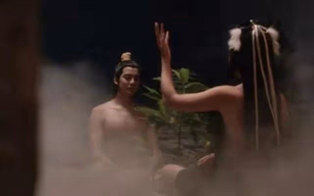 還原裸背真相!TVB上位小花曬正面照,曝為防走光甚至用膠帶粘住