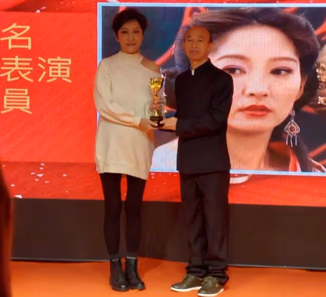 雪梨獲全國十佳表演獎，56歲氣質仍出眾，與一眾老戲骨同台領獎
