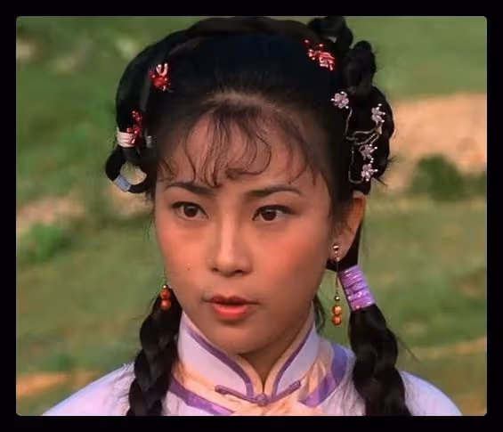 宮雪花怒斥李連杰,曝黃秋燕離婚後窮困潦倒,想看女兒買不起機票