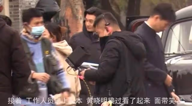 黃曉明離婚後現身機場,雙手插兜眼神疲憊,無人陪同略顯淒涼