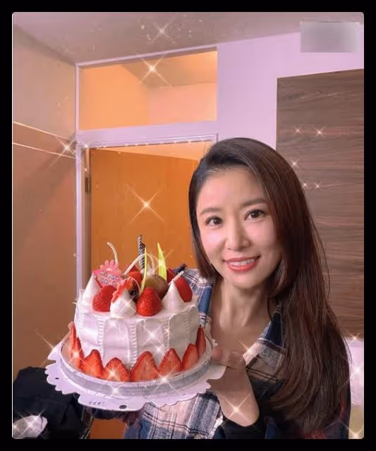 46歲林心如慶生秀恩愛,和霍建華貼臉擁抱太甜蜜,皮膚白嫩似凍齡