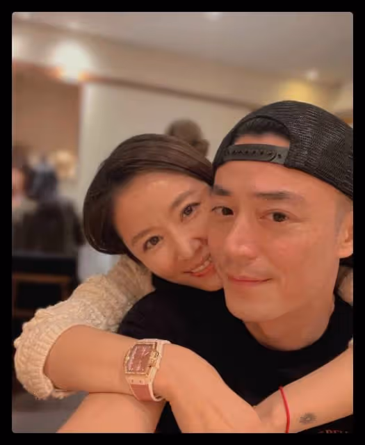 46歲林心如慶生秀恩愛,和霍建華貼臉擁抱太甜蜜,皮膚白嫩似凍齡