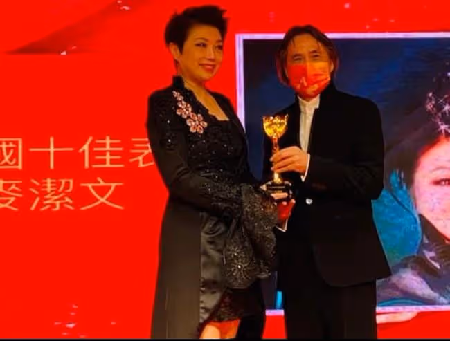 雪梨獲全國十佳表演獎，56歲氣質仍出眾，與一眾老戲骨同台領獎