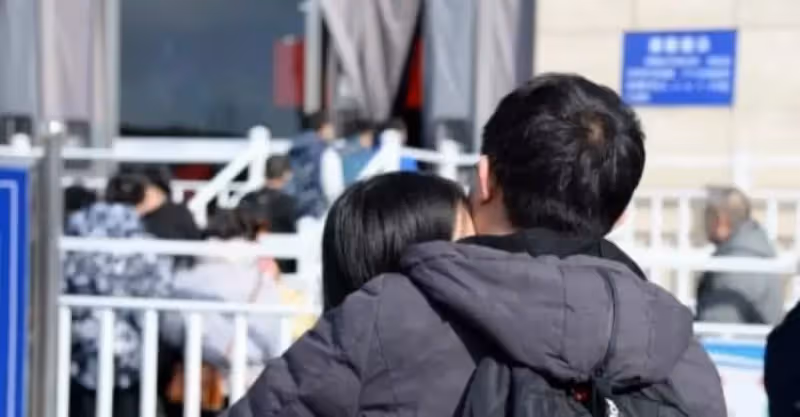 與養子斷絕關係，如今找養子養老，養子擁抱養母：我一直想報答你