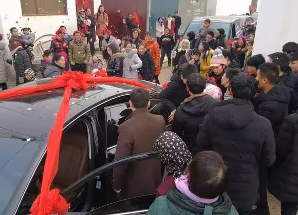 懷孕的姑姑去接親，新娘見面給了一巴掌，新郎：彩禮是姑姑給的