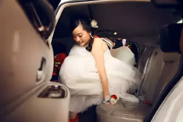新娘索要10萬下車錢,聲稱不給錢不結婚,拜堂後新郎果斷提出離婚