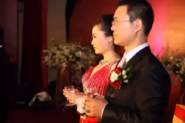 新娘索要10萬下車錢,聲稱不給錢不結婚,拜堂後新郎果斷提出離婚