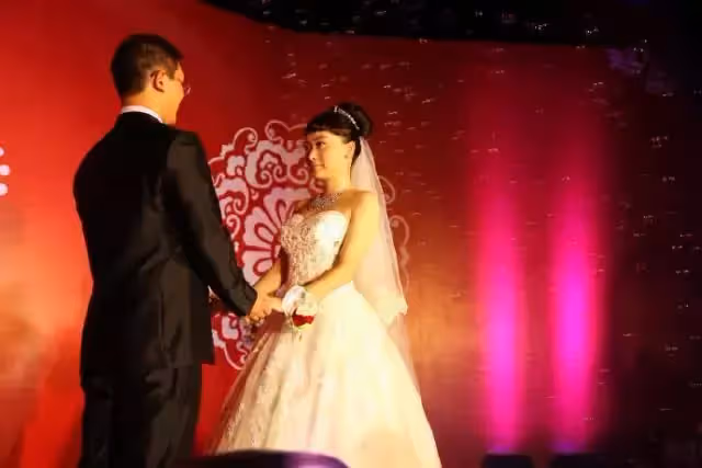 新娘索要10萬下車錢,聲稱不給錢不結婚,拜堂後新郎果斷提出離婚