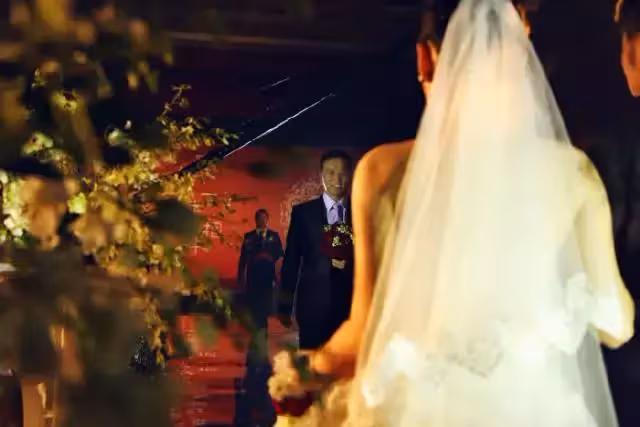 新娘索要10萬下車錢,聲稱不給錢不結婚,拜堂後新郎果斷提出離婚