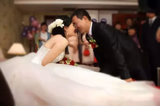 新娘索要10萬下車錢,聲稱不給錢不結婚,拜堂後新郎果斷提出離婚