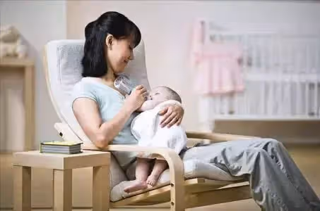 離婚後前夫每月給女兒五百撫養費,女兒結婚去取錢,輸完密碼愣了