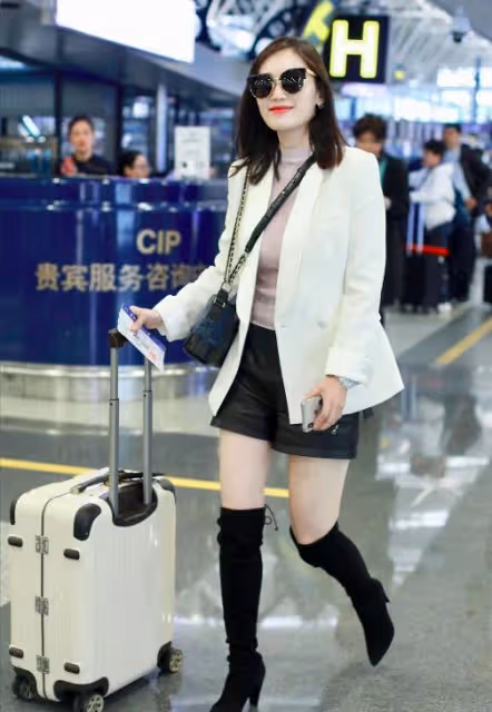 馬蓉打扮似明星,主動對鏡頭打招呼,花錢請的攝影師?