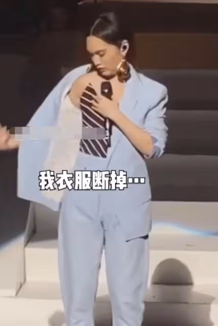 明星的尷尬瞬間:張柏芝舞台換裝走光,楊丞琳弔帶斷落,那英假唱