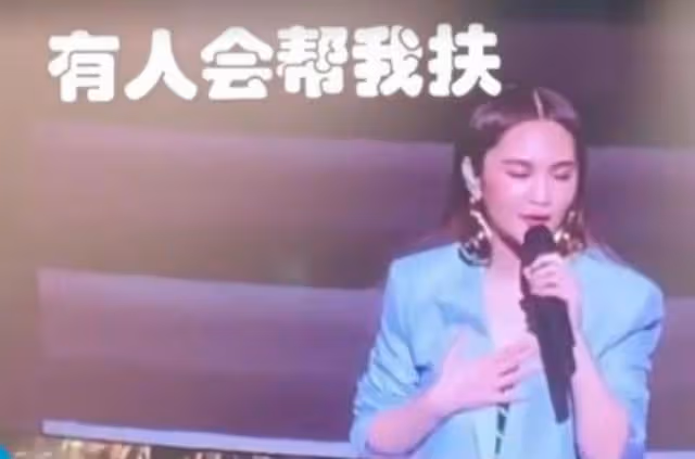 明星的尷尬瞬間:張柏芝舞台換裝走光,楊丞琳弔帶斷落,那英假唱