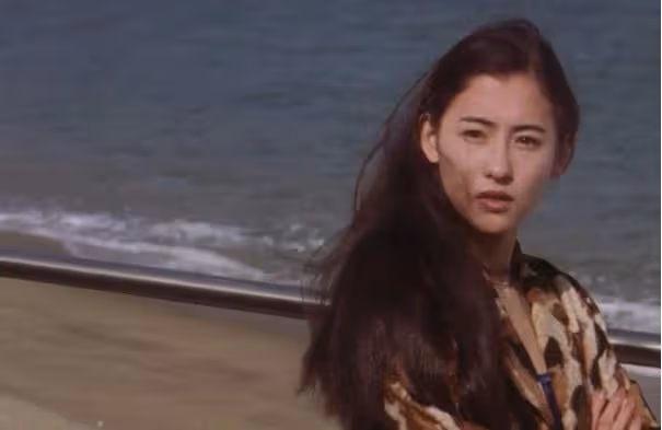明星的尷尬瞬間:張柏芝舞台換裝走光,楊丞琳弔帶斷落,那英假唱