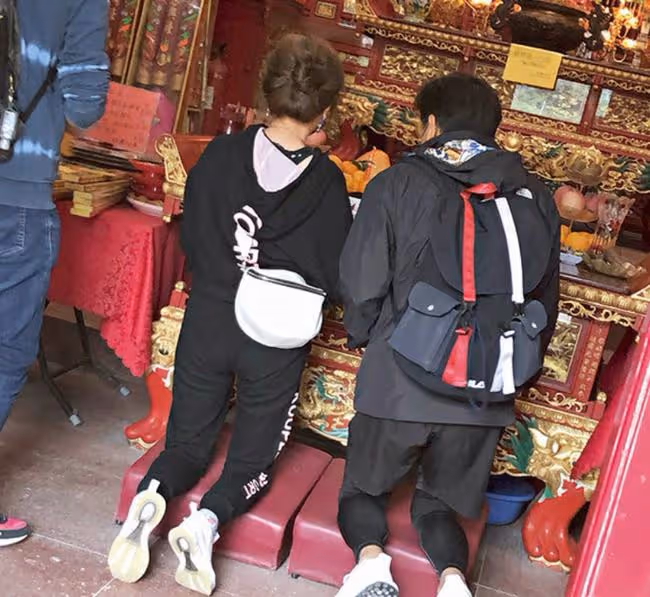 71歲老戲骨攜患癌妻子到寺廟祈福,十指緊扣太甜蜜 ,曾賣房救妻