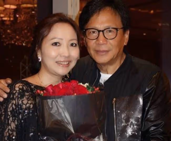 71歲老戲骨攜患癌妻子到寺廟祈福,十指緊扣太甜蜜 ,曾賣房救妻