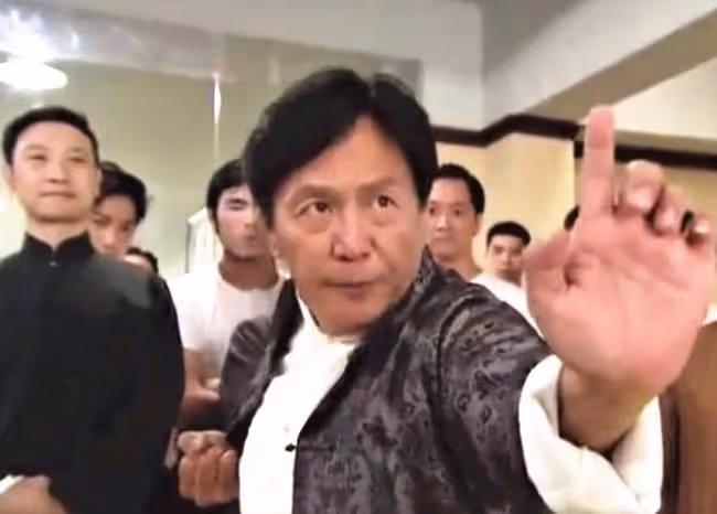 71歲老戲骨攜患癌妻子到寺廟祈福,十指緊扣太甜蜜 ,曾賣房救妻